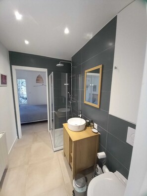 Douche, serviettes fournies, savon, shampoing