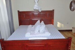 1 bedroom, WiFi, bed sheets - Migingo Suites Entebbe Airport  Large double 2 (Entebbe)