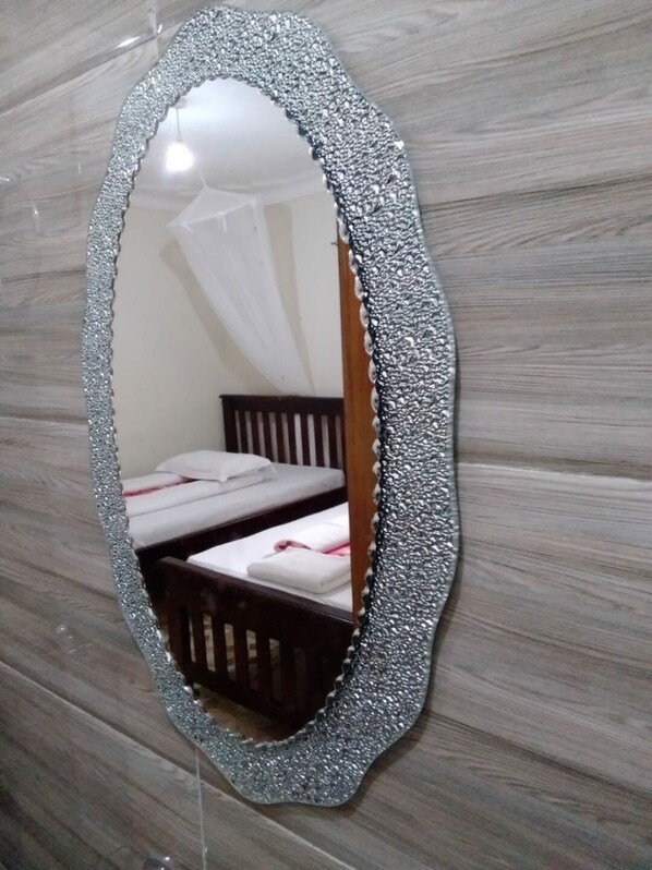 5 bedrooms, WiFi, bed sheets