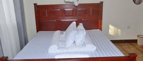 5 bedrooms, WiFi, bed sheets