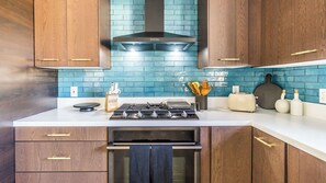 Réfrigérateur, four à micro-ondes, un four, surface de cuisson