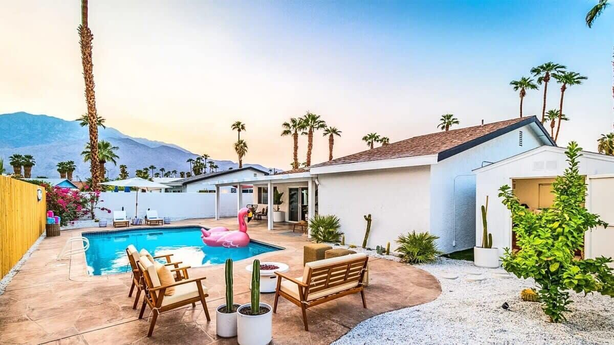 Lovely Villa w/ pool and game room - big groups