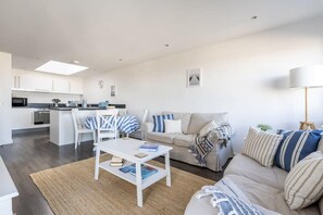 TV, offices - Modern Home with Sea Views, Newquay (Newquay)