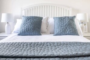 2 chambres, bureau, fer et planche à repasser, lit de bébé portatif