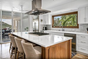 Mikrobølgeovn, ovn, kokeplater og oppvaskmaskin