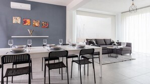 Un salon moderne avec un coin repas.