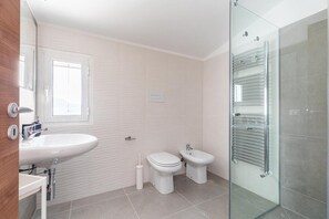 Sèche-cheveux, bidet, serviettes fournies, savon