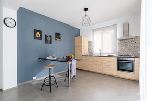 Fridge, oven, stovetop, dishwasher