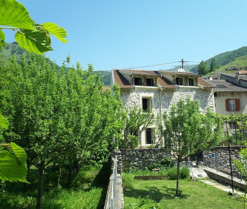 South-facing family home with terrace and adjoining garden