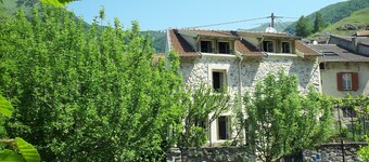 South-facing family home with terrace and adjoining garden