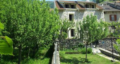South-facing family home with terrace and adjoining garden