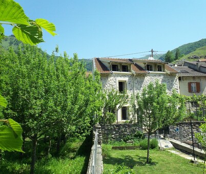 South-facing family home with terrace and adjoining garden