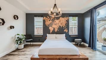 3 quartos, escrivaninha, ferros/tábuas de passar roupa, berço de viagem