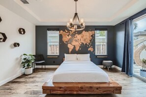 3 chambres, bureau, fer et planche à repasser, lit parapluie