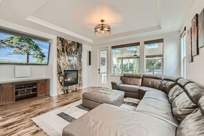 Smart-TV, Kamin, Tischtennisplatte, Stereoanlage