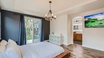 3 slaapkamers, een bureau, een strijkplank/strijkijzer, reisbedje