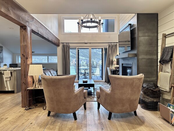 TV connectée, cheminée, lecteur de DVD, livres