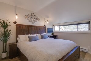 3 bedrooms, desk, iron/ironing board, travel crib