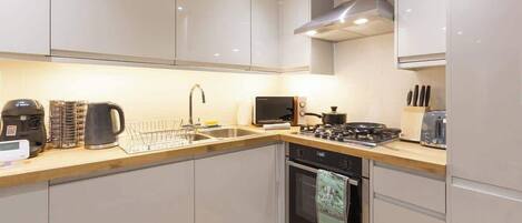 Réfrigérateur, micro-ondes, four, plaque de cuisson