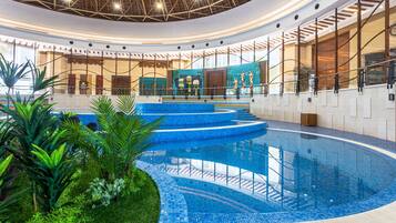 Piscine couverte, piscine extérieure (ouverte en saison)