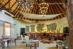 2 Bars/Lounges