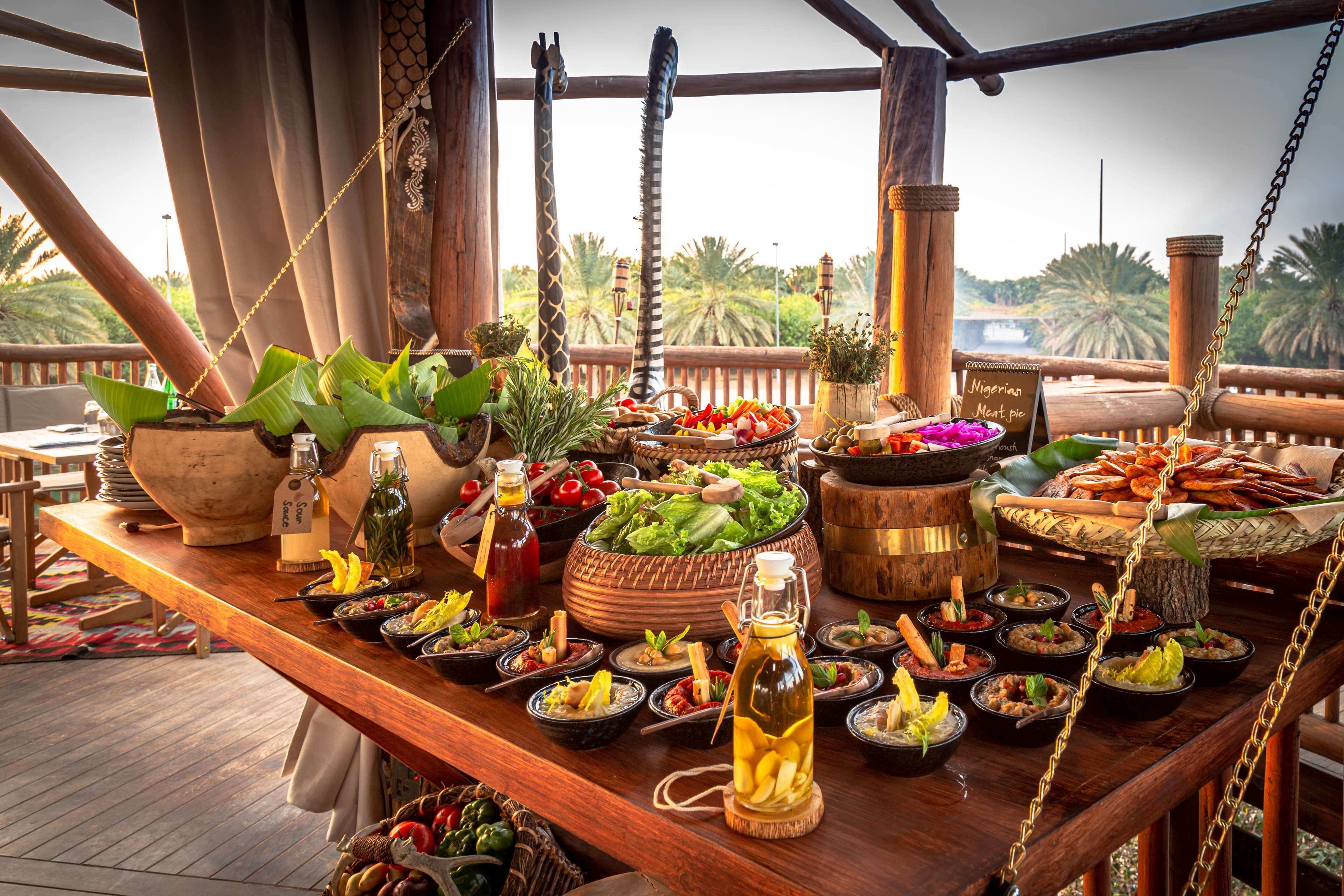 朝食 (ビュッフェ)、毎日提供 (1 名様 170 SAR)