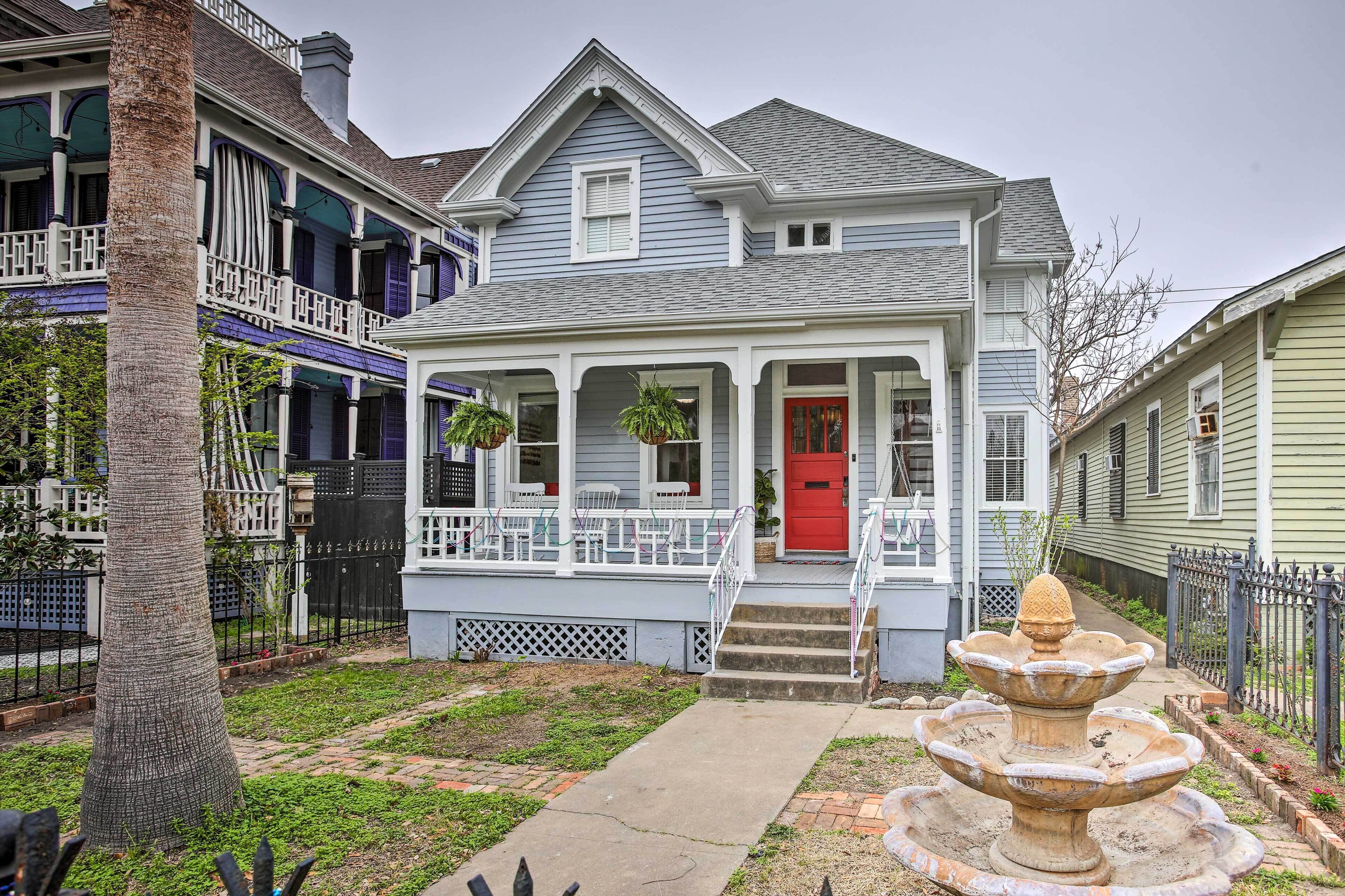 'The Art House' Home in Galveston Strand District