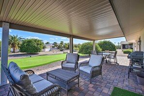 Outdoor dining - Putting Green, Community Perks: Sun City West Home (Sun City West)