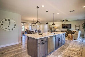 Interior - Putting Green, Community Perks: Sun City West Home (Sun City West)