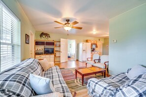 TV - Stables & Indoor Pool Access: Lecanto Retreat! (Lecanto)