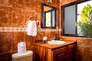 Dusj, hårføner, håndklær og såpe