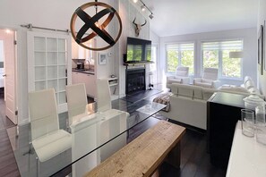 Bloc d'apartaments bàsic | Sala d'estar | Televisor de 40 polzades amb canals per cable i llar de foc 