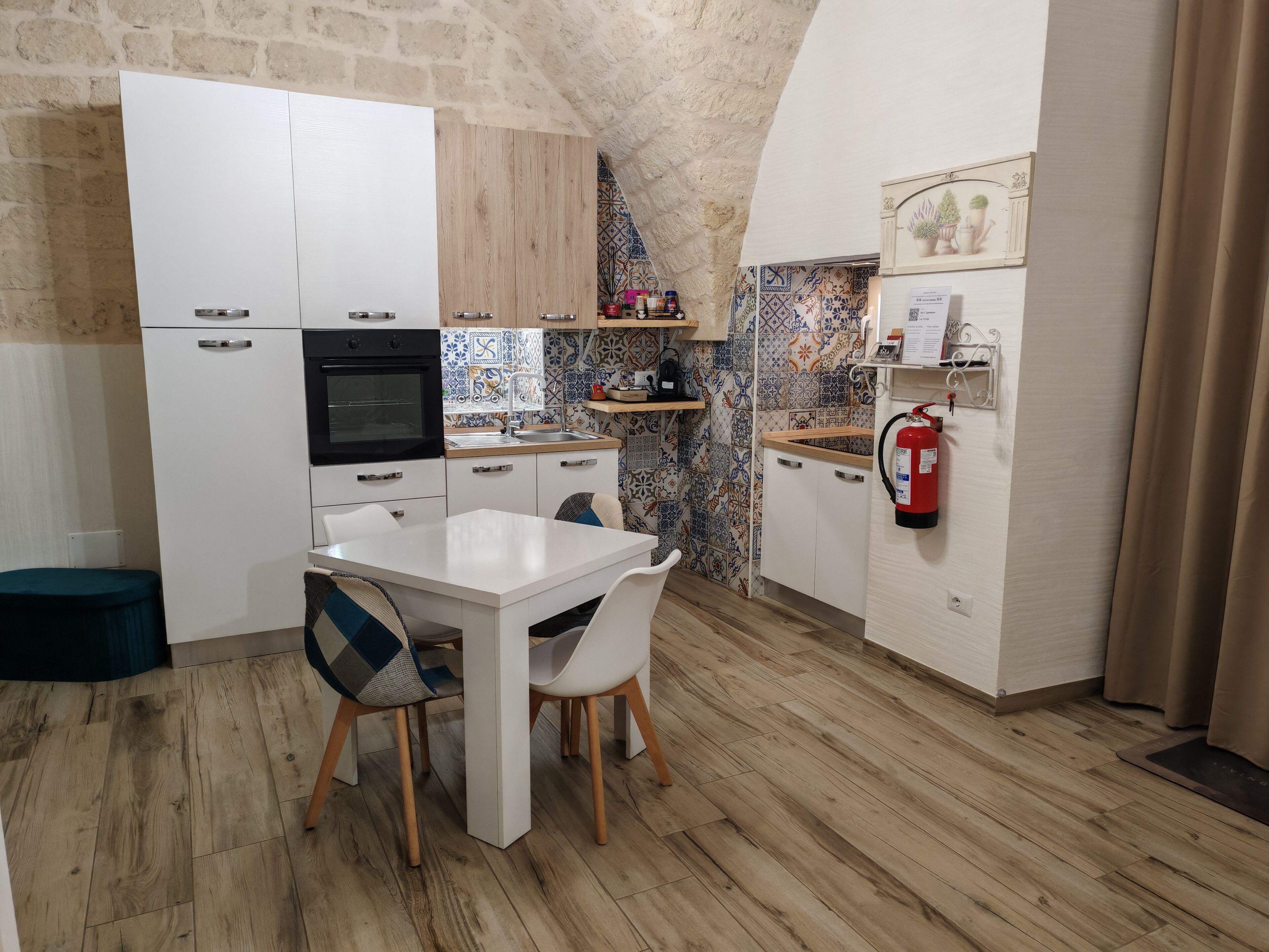 Fridge, oven, stovetop, coffee/tea maker