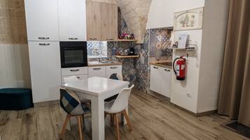 Fridge, oven, stovetop, coffee/tea maker