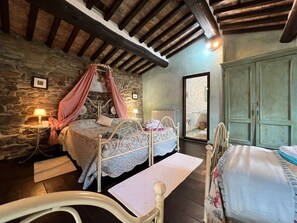 5 habitaciones, tabla de planchar con plancha y cuna de viaje 