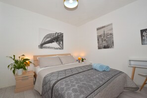 Casa, varias camas | 4 habitaciones, tabla de planchar con plancha y wifi gratis