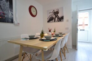 Casa, varias camas | Restaurantes