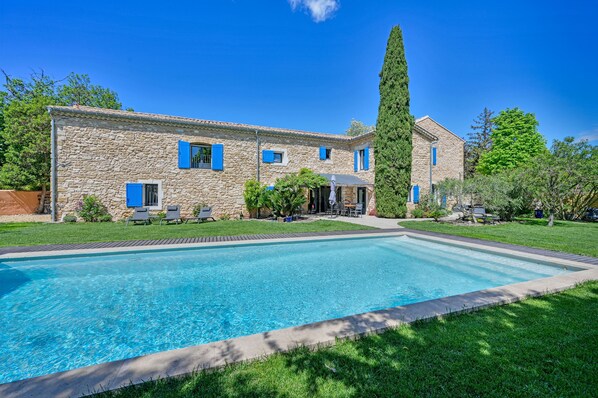 Una piscina al aire libre