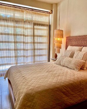 2 chambres, coffres-forts dans les chambres, lit parapluie