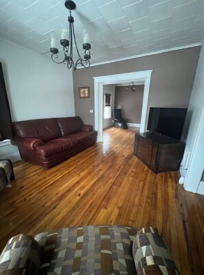 Smart TV, stereo - Huge house on MAIN St. 4 Bedrooms. Art District (Rochester)