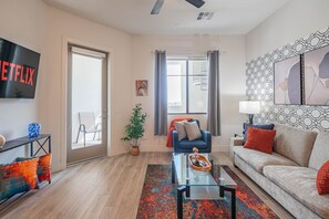 Smart TV, mesa de pingue-pongue, livros, serviços de streaming