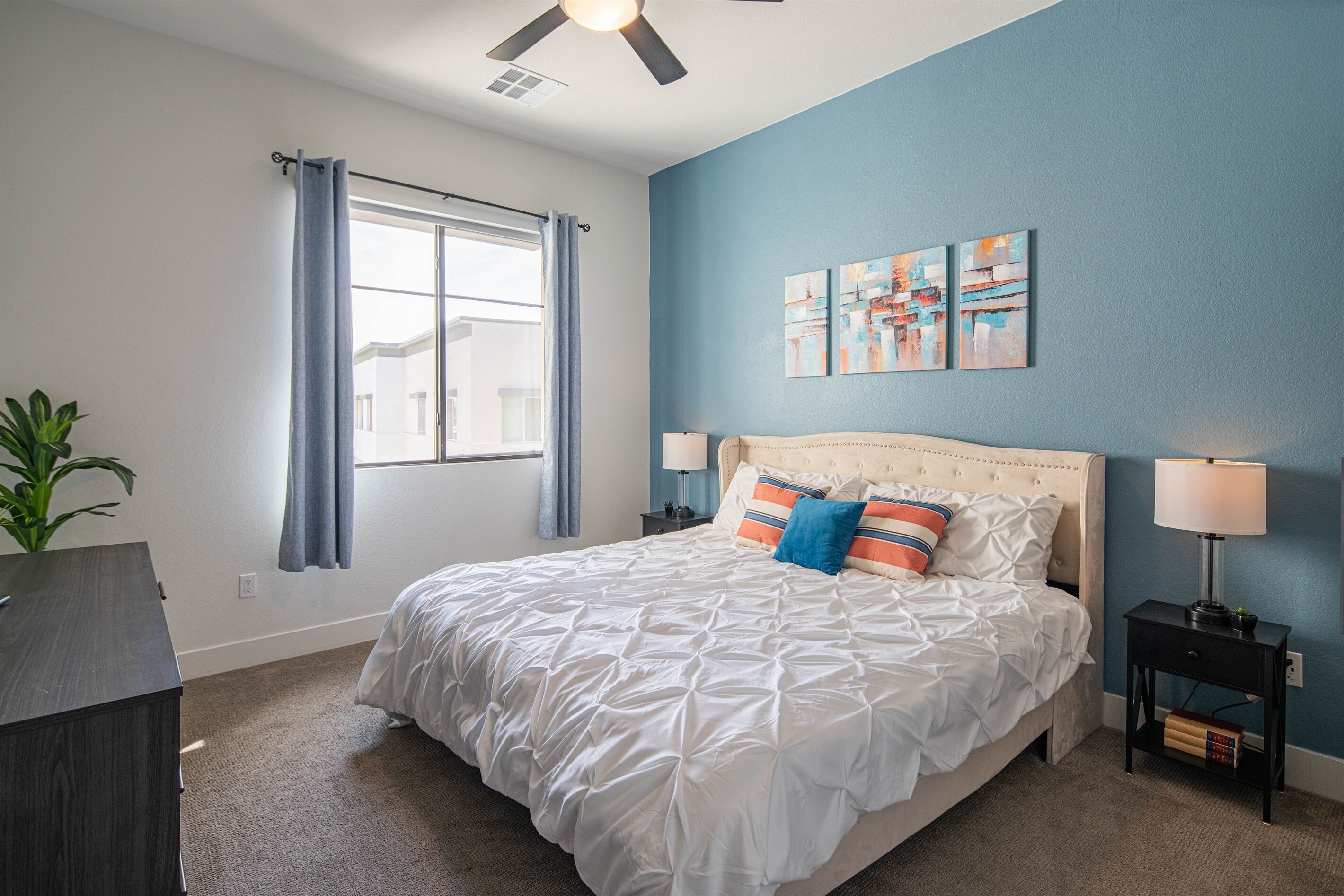 2 soveværelser, skrivebord, strygejern/strygebræt, weekendseng