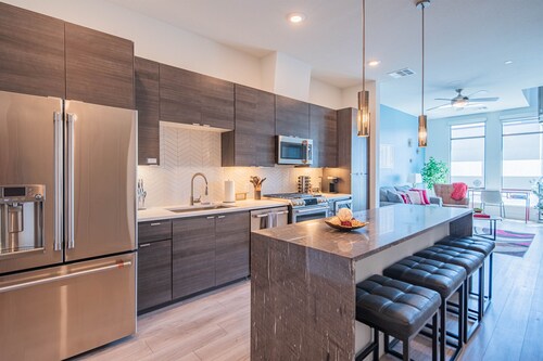 1BR w/ balcony, work desk & full kitchen