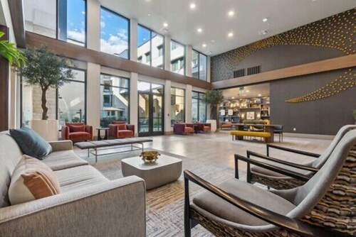 PrivateRoof Deck-Parking-Shop-Eat-Heated Pool-Work