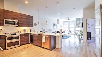 Refrigerador, microondas, horno y parrilla de estufa