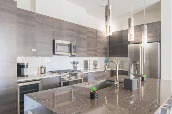 Een koelkast, een microgolfoven, een oven, een kookplaat