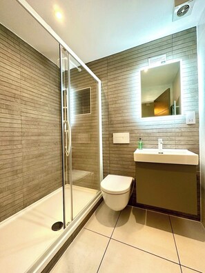 Hair dryer, towels - Chic Modern Apartment Suite - Free Parking & WiFi! (Poole)