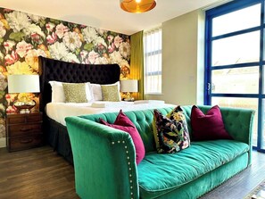 1 bedroom, iron/ironing board, WiFi, bed sheets - Chic Modern Apartment Suite - Free Parking & WiFi! (Poole)