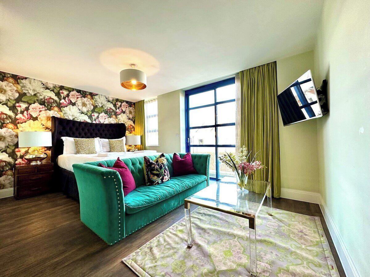 1 dormitori, planxa i posts de planxar, wifi i roba de llit 