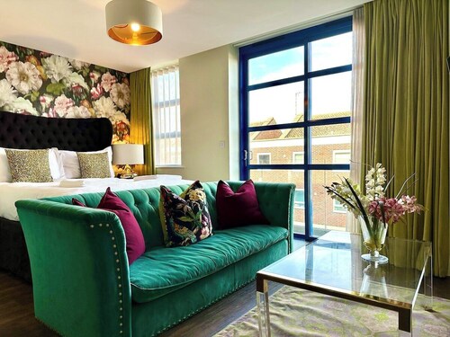 Chic Modern Apartment Suite - Free Parking & WiFi!